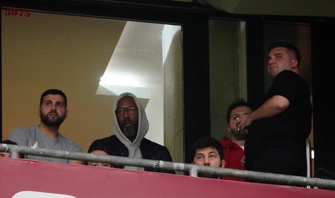 Nicolas Anelka, Galatasaray – Bandırmaspor maçını takip etti Ümraniyespor CEO’su Nicolas Anelka, Galatasaray – Bandırmaspor maçını tribünden takip