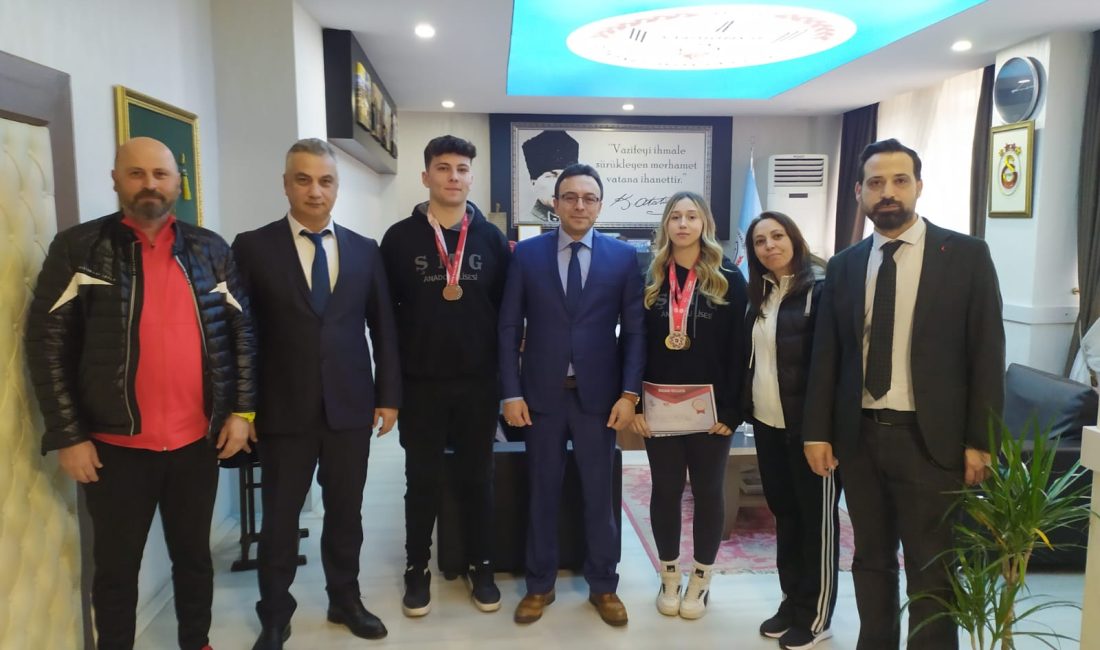Bandırma’yı gururlandıran öğrencilere belge Bandırma İlçe Milli Eğitim Müdürü Mutlu Aslan, turnuvalarda dereceye giren
