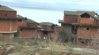 Kocaeli’nin Darıca ilçesinde kendi haline terk edilmiş 31 lüks villanın