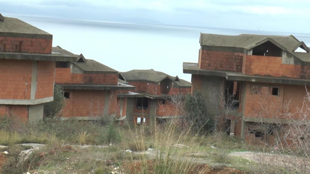 Kocaeli’nin Darıca ilçesinde kendi haline terk edilmiş 31 lüks villanın