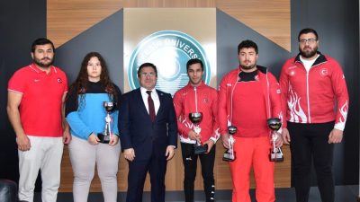 Erzurum’da düzenlenen Türkiye Üniversiteler Judo Şampiyonasında bireyselde kazandıkları 3 altın,