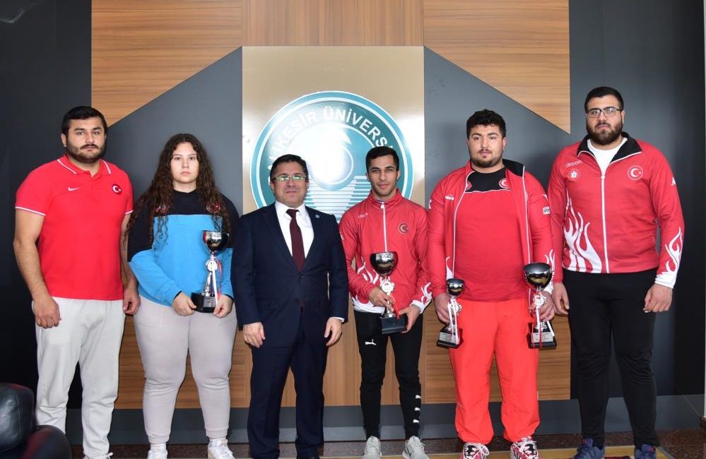 Erzurum’da düzenlenen Türkiye Üniversiteler Judo Şampiyonasında bireyselde kazandıkları 3 altın,