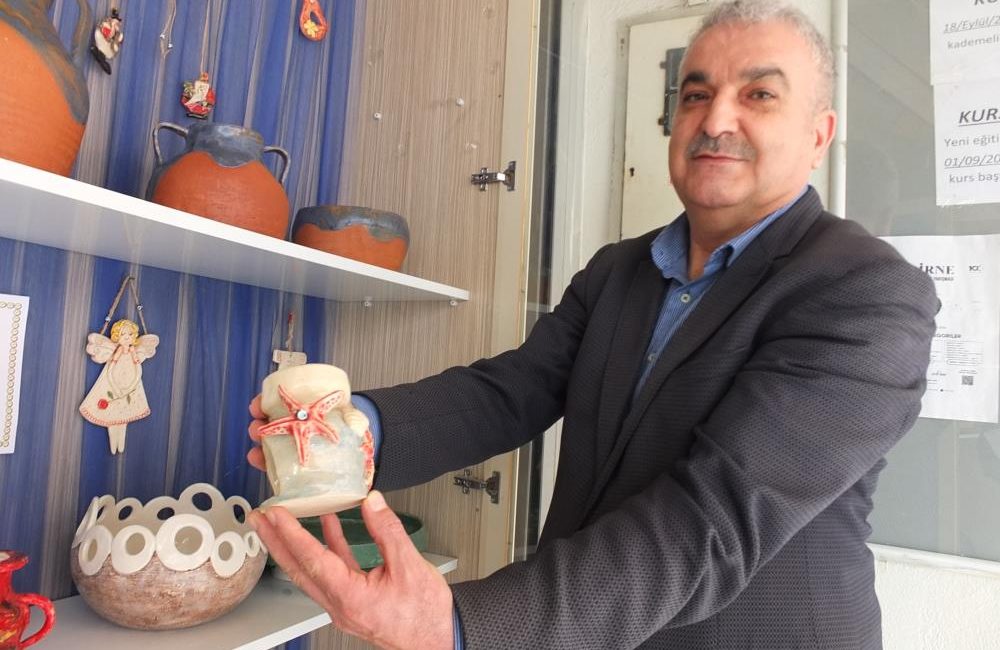 Burhaniye ilçesinde, Halk Eğitimi Merkezi Müdürlüğünde kurslar devam ederken, el
