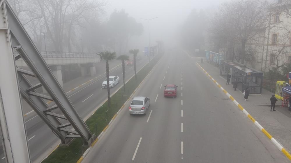  Balıkesir’de sabah saatlerinde yaşanan yoğun sis etkili oldu.Balıkesir’de geçtiğimiz birkaç
