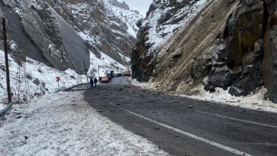 Hakkari’nin Yüksekova ilçesinde seyir halindeki minibüse kaya isabet etmesi sonucu