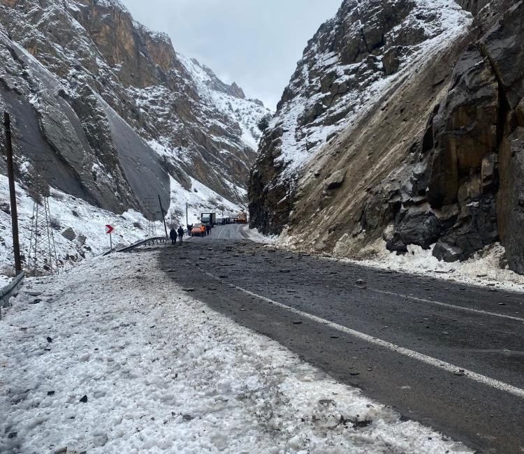 Hakkari’nin Yüksekova ilçesinde seyir halindeki minibüse kaya isabet etmesi sonucu