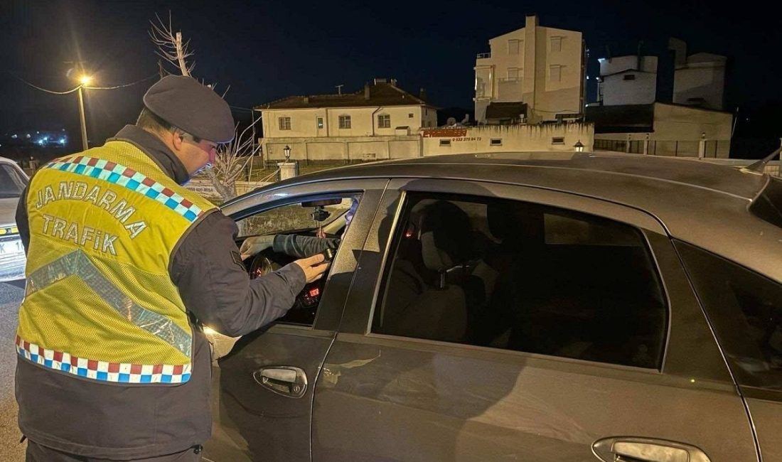 Balıkesir’de 1 günde yüzlerce araç denetlendi Balıkesir İl Jandarma Komutanlığı tarafından il genelinde yapılan köy yolları