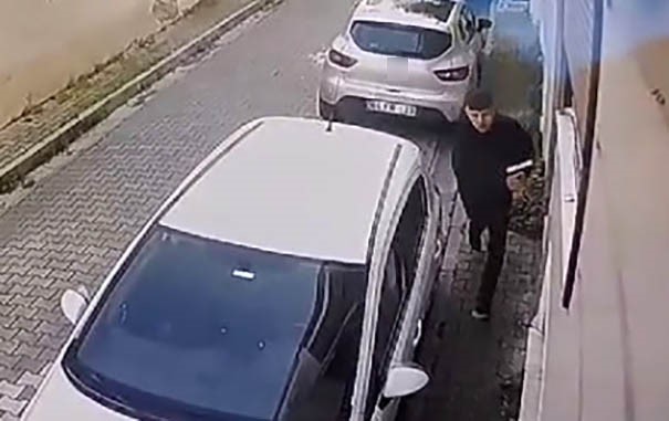 İzmir’in Bayraklı ilçesinde zile basıp saklanan torun, kapıyı açan 74