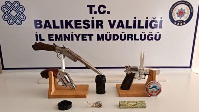  Burhaniye ilçesinde, Emniyet Müdürlüğü ekipleri suçlulara göz açtırmıyor. Burhaniye Emniyet