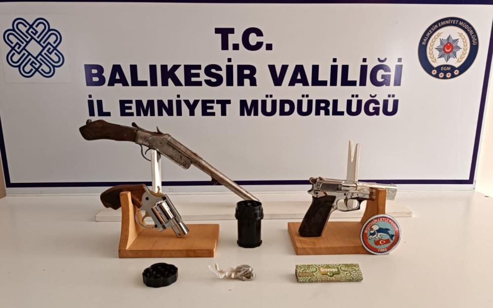  Burhaniye ilçesinde, Emniyet Müdürlüğü ekipleri suçlulara göz açtırmıyor. Burhaniye Emniyet