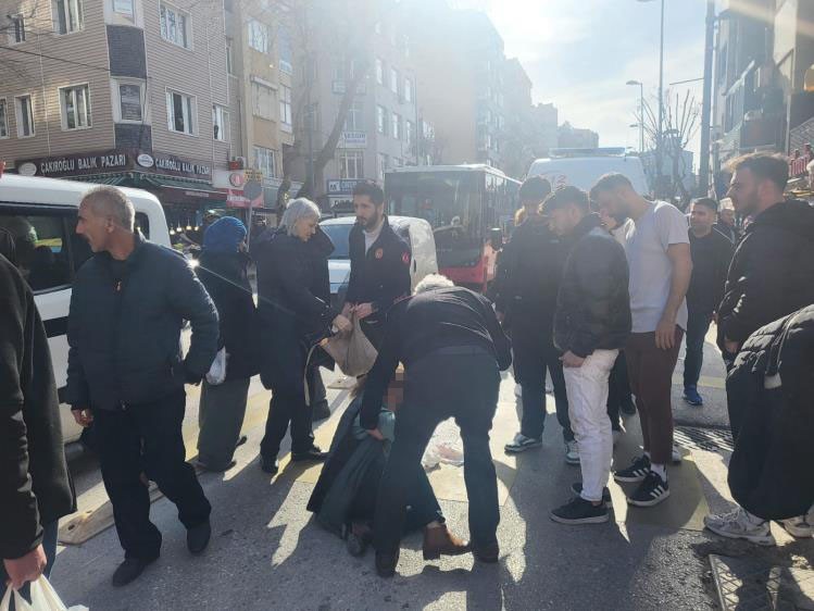 Bandırma’da meydana gelen trafik kazasında motosikletin çarptığı 2 yaya yaralandı.Bandırma,