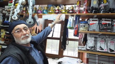 Burhaniye’de, satışa sunulan gaz lambaları ve gemici fenerleri ilgi gördü.