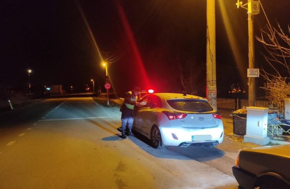 Jandarma kırsalda denetimlerini sürdürüyor Balıkesir’de jandarma ekipleri, kırsal mahallelerde trafik kazalarını azaltmak adına denetimlerini