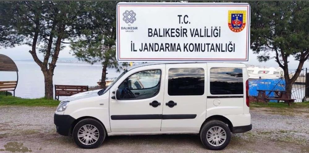 Balıkesir’de 173 düzensiz göçmen ve 2 organizatör yakalandı Balıkesir’de jandarma ekipleri, göçmen kaçakçılığına yönelik yürüttükleri operasyonlarda 173 düzensiz