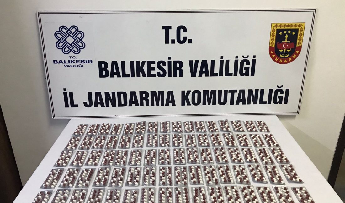 Durdurulan araçtan 1139 adet uyuşturucu hap çıktı Manyas’ta durdurulan takipli araçta, uyuşturucu madde imal ve ticareti yaptığı