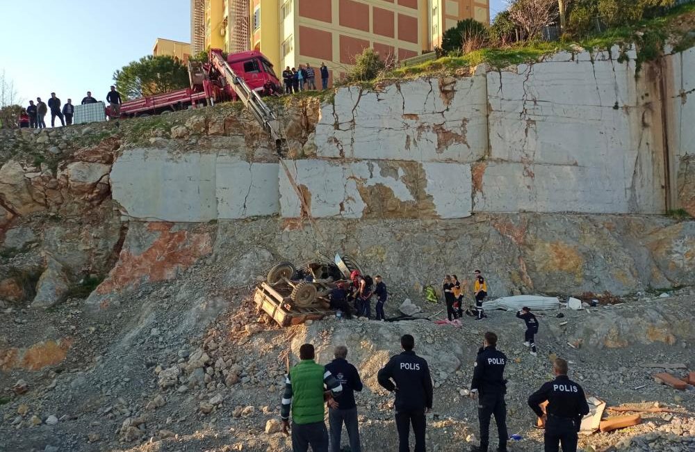 Traktör 20 metrelik şarampole yuvarlandı, sürücüsü öldü Edremit’te geri manevra yaparken 20 metrelik şarampole yuvarlanan traktörün sürücüsü