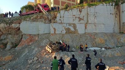 Edremit’te geri manevra yaparken 20 metrelik şarampole yuvarlanan traktörün sürücüsü