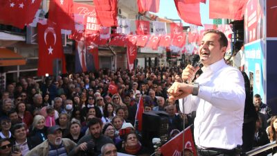 Balıkesir Büyükşehir Belediye Başkan Adayı Ahmet Akın, Ayvalık’ta büyük coşkuyla