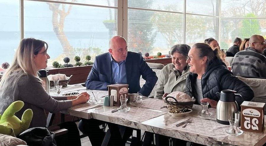 Aday Gün, BASKİ çalışanlarıyla aynı sofrada AK Parti Erdek Belediye Başkan Adayı Turan Gün, BASKİ çalışanları