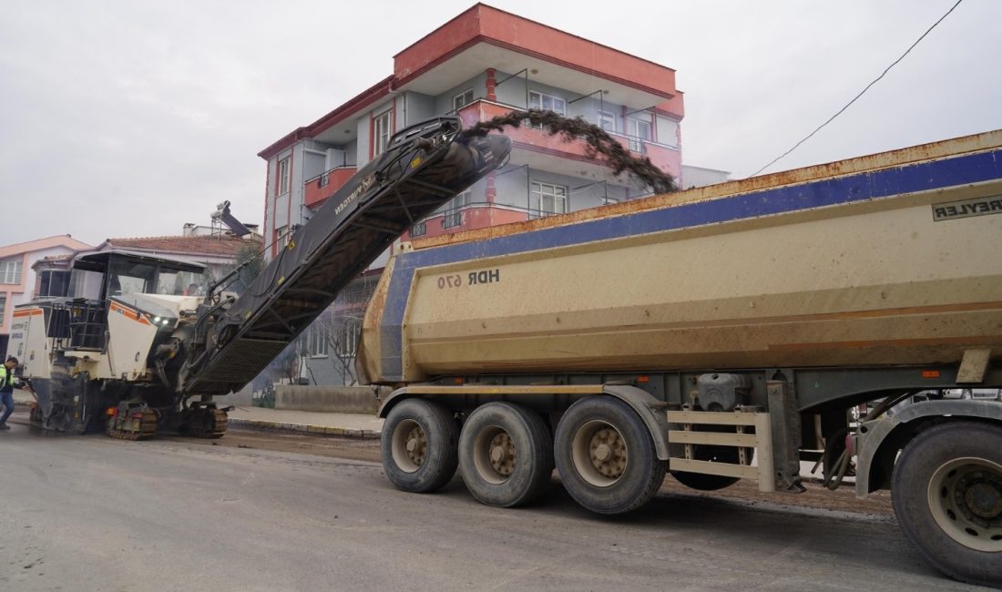 Altıeylül’de Atay Caddesi yenileniyor Altıeylül’e konforlu yollar kazandırılması amacıyla yapılan asfalt söküm çalışmalarının ardından