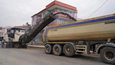 Altıeylül’e konforlu yollar kazandırılması amacıyla yapılan asfalt söküm çalışmalarının ardından