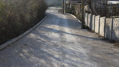 Gönen Belediye Başkanı, Güneşli Mahallesi’ndeki parke taş çalışmalarını yerinde inceleyerek
