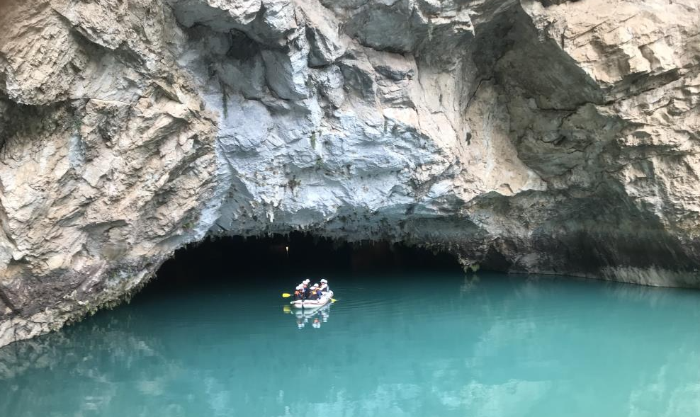 Antalya’nın İbradı ilçesi Ürünlü Mahallesi’nde yerli ve yabancı ziyaretçilerin akınına