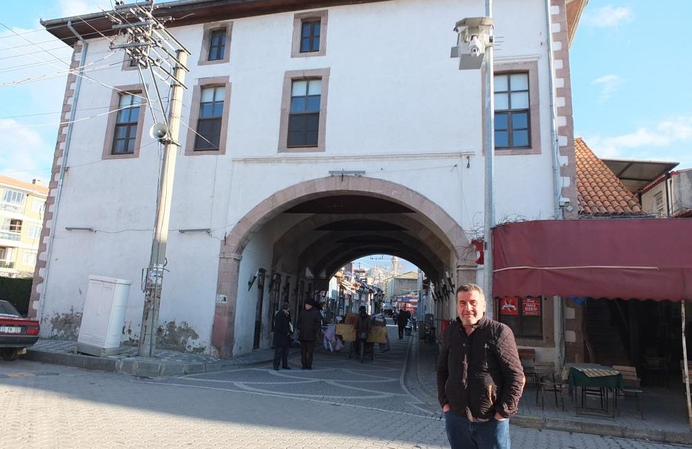 Altından yol geçen 280 yıllık cami ilgi odağı Burhaniye’de 1743 yılında Hacı Ali Ağa tarafından yaptırılan ve altından