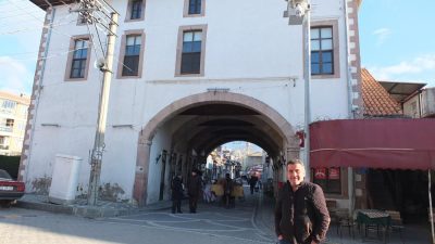 Burhaniye’de 1743 yılında Hacı Ali Ağa tarafından yaptırılan ve altından
