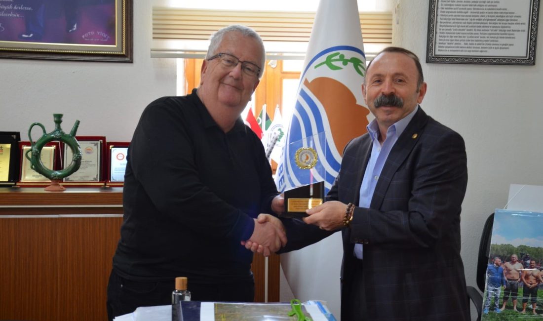 Körfez Kanarya Yetiştiricileri Derneği Başkanı, Gömeç Belediye Başkanı’nda derneğe verdiği