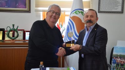 Körfez Kanarya Yetiştiricileri Derneği Başkanı, Gömeç Belediye Başkanı’nda derneğe verdiği