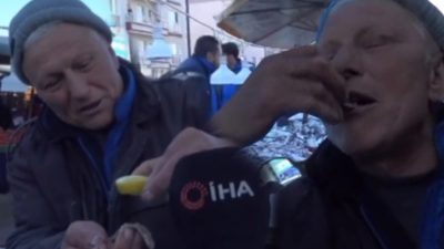 Ankaralı balıkçı, sattığı hamsileri çiğ çiğ yiyerek tazeliğini gösterdi.Ankara’nın Sincan