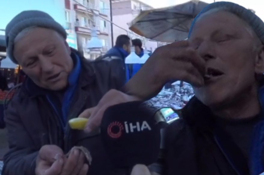 Ankaralı balıkçı hamsileri çiğ yiyerek müşterilerine tazeliğini gösterdi Ankaralı balıkçı, sattığı hamsileri çiğ çiğ yiyerek tazeliğini gösterdi.Ankara’nın Sincan