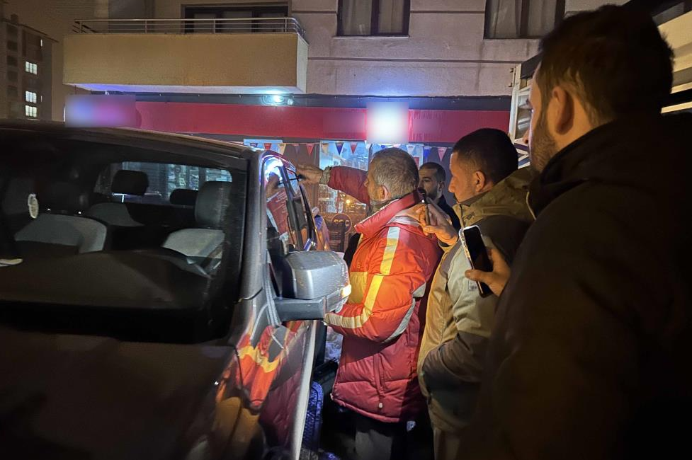 Hakkâri’nin Yüksekova ilçesinde arabada kilitli kalan çocuk, uzun uğraşlar sonucu