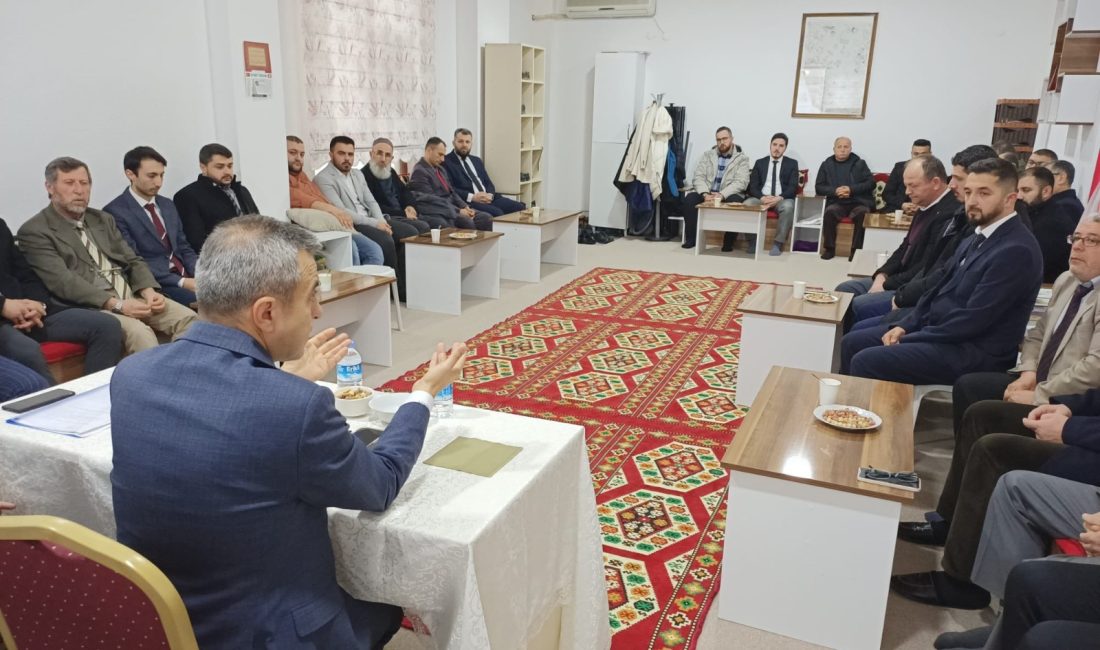 Atasoy, din görevlileri ile bir arada Erdek Kaymakamı Atakan Atasoy, ilçede görev yapan din görevlileri ile