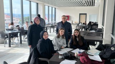 Bigadiç Belediye Başkanı, öğrencilerle bir araya gelerek çalışmalarında başarılar diledi.