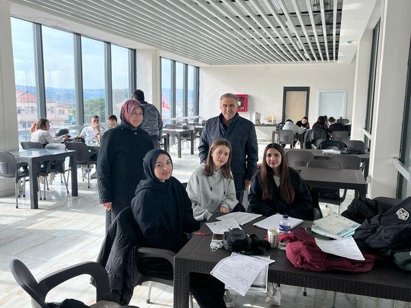 Avcu, gençlerle bir araya geldi Bigadiç Belediye Başkanı, öğrencilerle bir araya gelerek çalışmalarında başarılar diledi.