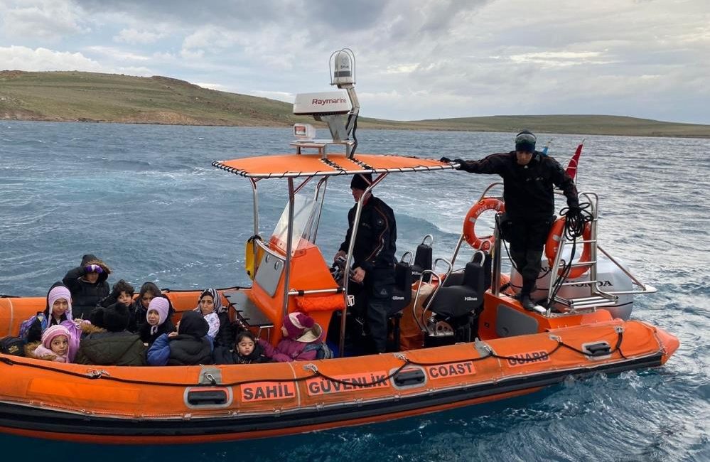 Ayvalık açıklarında mahsur kalan 27 düzensiz göçmen kurtarıldı Ayvalık açıklarında, yasa dışı yollarla Yunanistan’ın Midilli Adası’na gitmeye çalışan