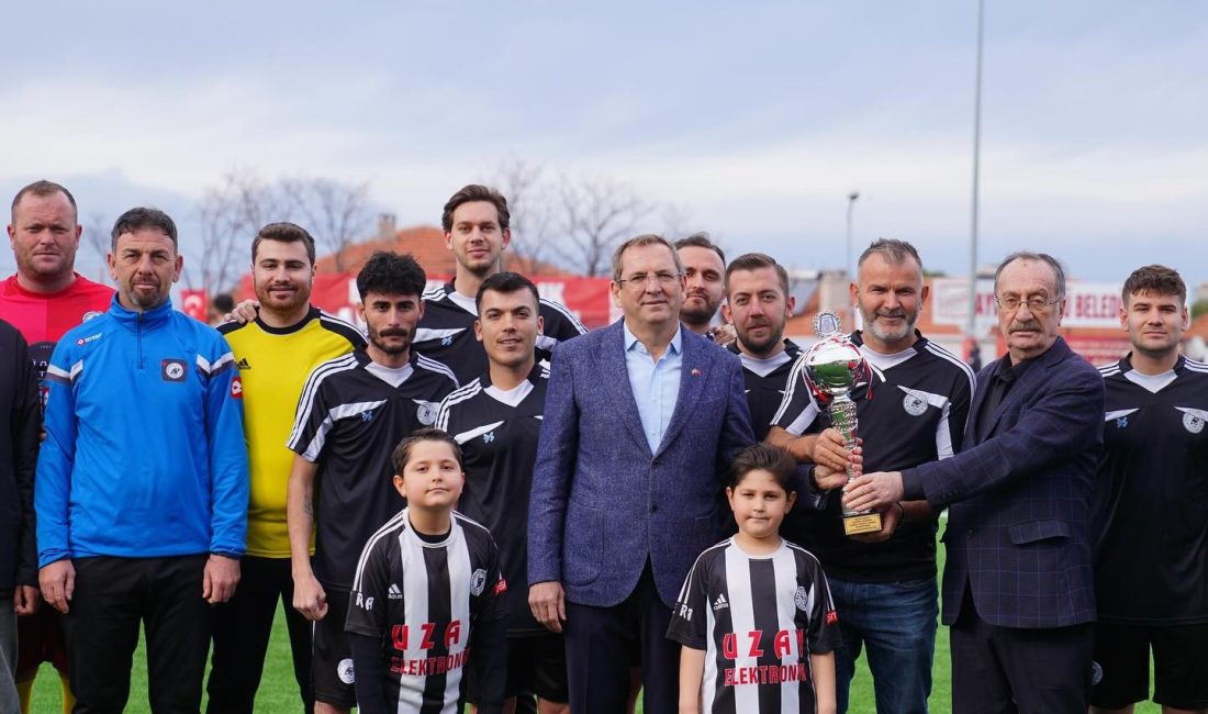 Ayvalık’ın takımı şampiyon oldu Ayvalık Belediye Başkanı Mesut Ergin, Şampiyon olan Barbarossefa Spor’un şampiyonluk