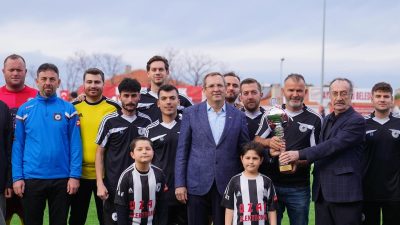 Ayvalık Belediye Başkanı Mesut Ergin, Şampiyon olan Barbarossefa Spor’un şampiyonluk