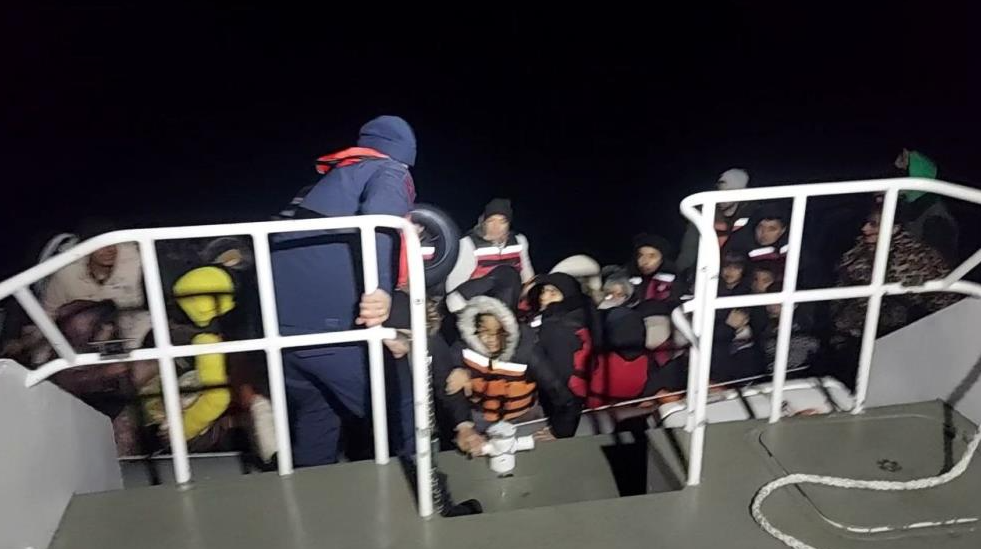 Ayvalık’ta 68 göçmen yakalandı Ayvalık’ta, 27’si çocuk 68 göçmen yakalandı.Edinilen bilgiye göre; yasa dışı