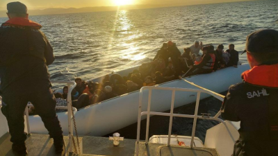 Ayvalık’ta, yasa dışı yollarla Yunanistan’ın Midilli Adası’na gitmek isteyen 102