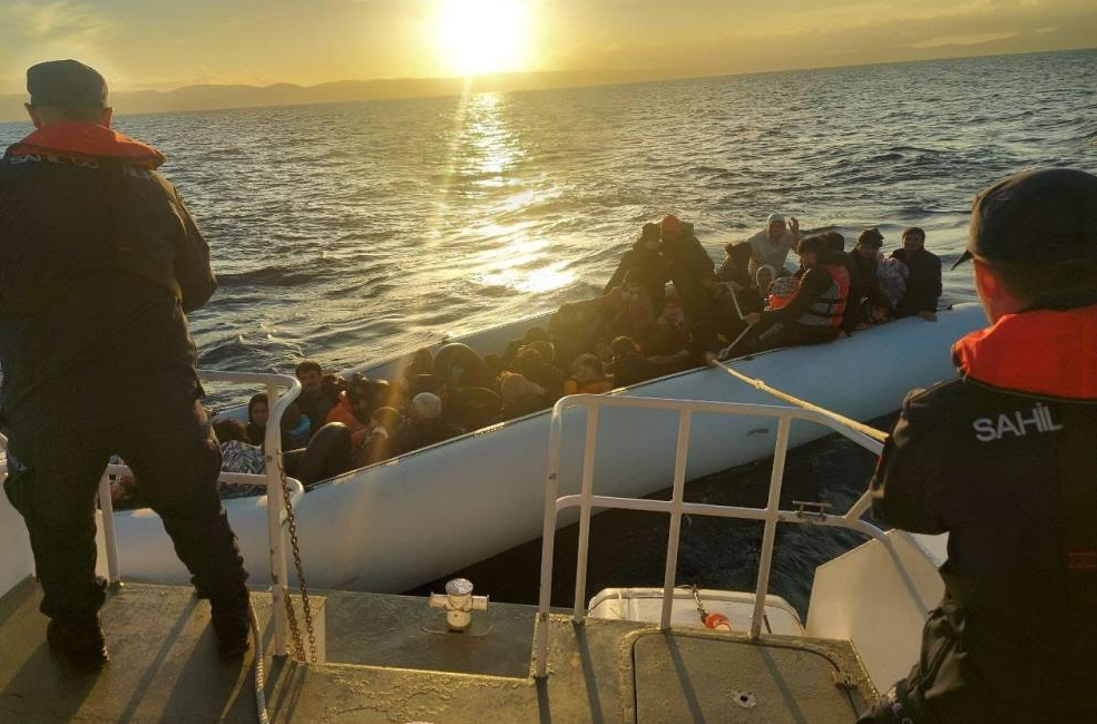 Ayvalık’ta, yasa dışı yollarla Yunanistan’ın Midilli Adası’na gitmek isteyen 102