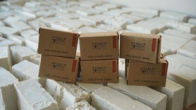 Ayvalık’ta; Ayvalık Belediyesi Üretim Ve Pazarlama Kooperatifi’nin Küçükköy’deki üretim mutfağında