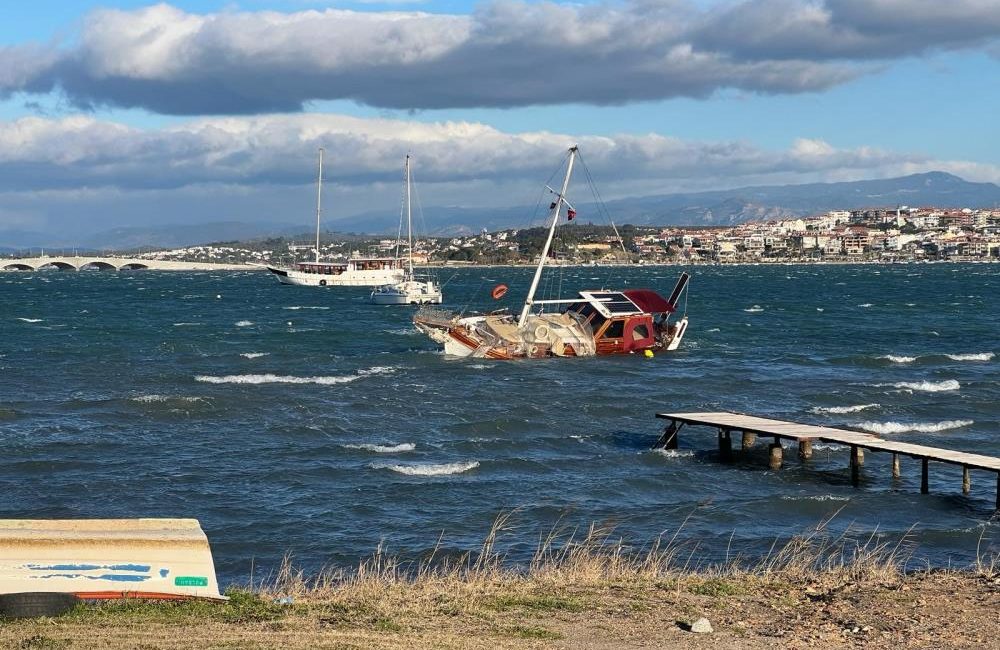 Ayvalık’ta fırtına tekneleri batırdı Ayvalık’ta, iki gündür etkili olan fırtına deniz ulaşımı başta olmak