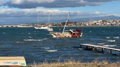 Ayvalık’ta, iki gündür etkili olan fırtına deniz ulaşımı başta olmak