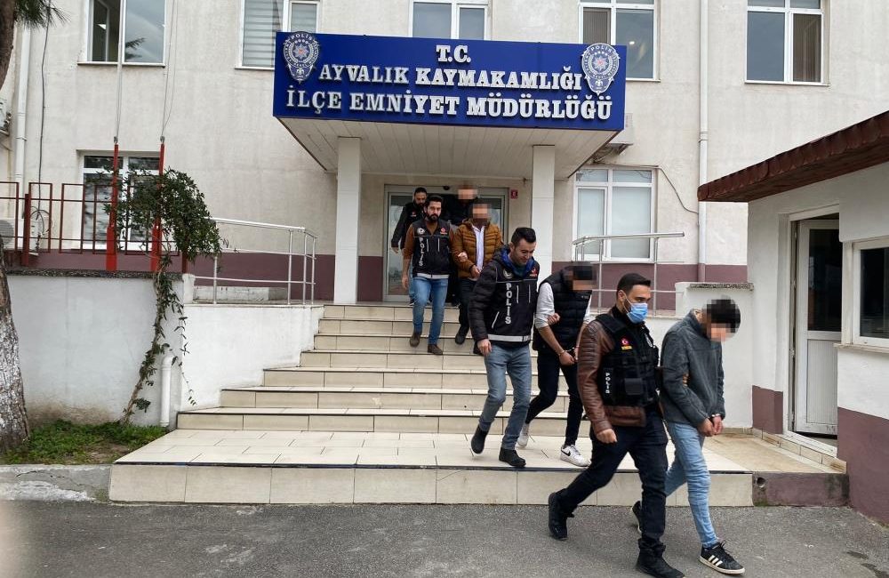 Ayvalık’ta polisten rekor operasyon: 7 bin 194 adet uyuşturucu hap ele geçirdi Ayvalık’ta, İlçe Emniyet Müdürlüğü ekipleri tarihi bir uyuşturucu operasyonuna imza