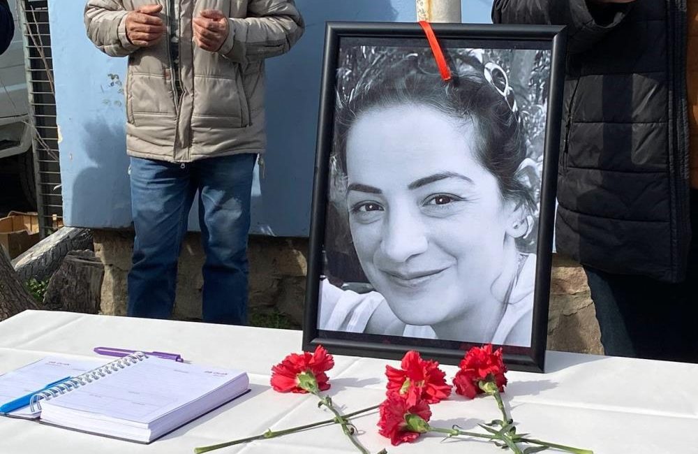 Ayvalık’ta vefat eden Dr. Ceyda Elveren Aşık için anma töreni Ayvalık ilçesinde karaciğer yetmezliği nedeniyle hayatını kaybeden Aile Hekimi Uzmanı