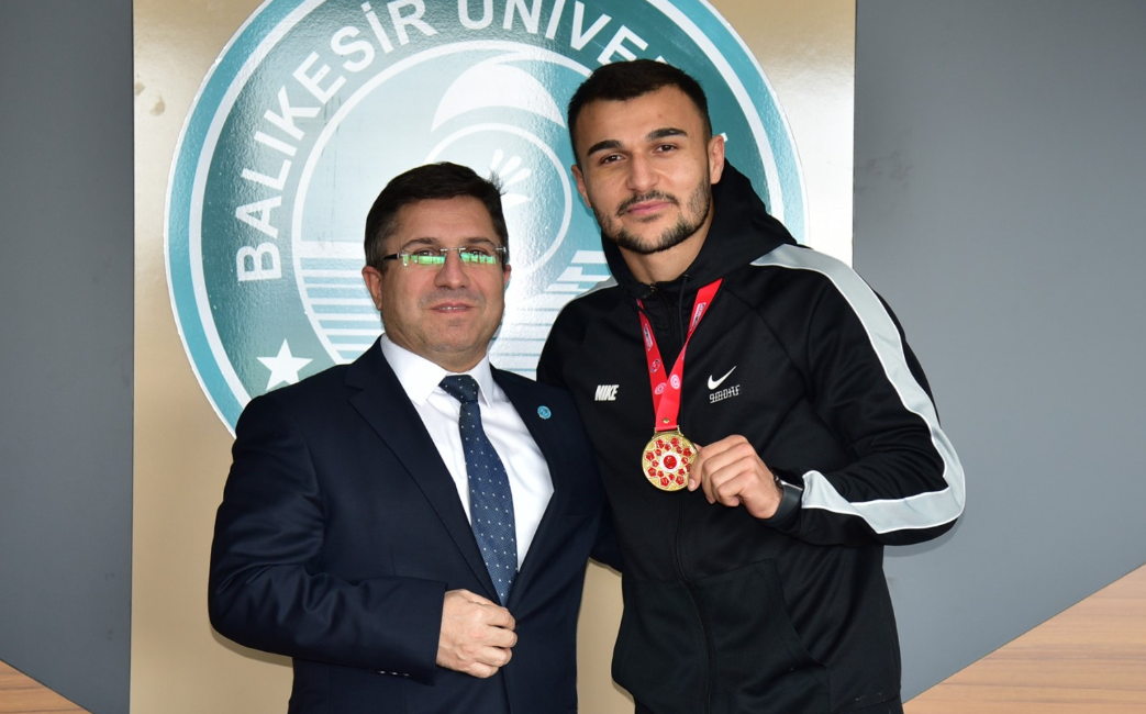BAÜN Rektörü, şampiyon öğrenci ile bir arada Balıkesir Üniversitesi (BAÜN) Rektörü Prof. Dr. Yücel Oğurlu, Kick Boks