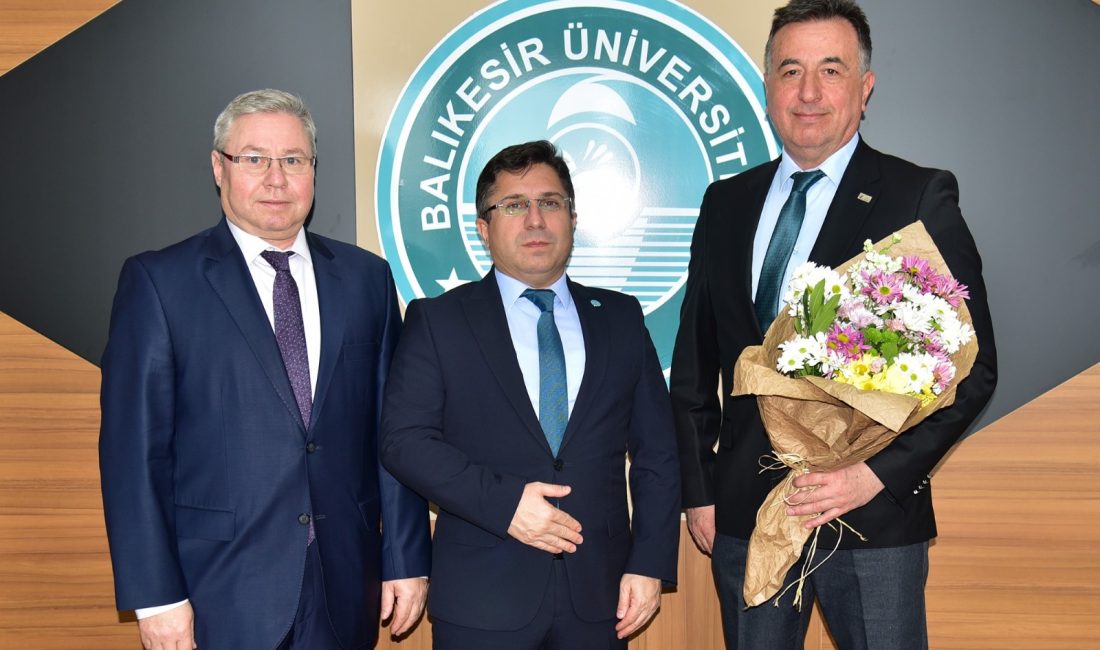 BAÜN’de gerçekleştirilen dekanlık devir teslim töreninde, Prof. Dr. Fikret Soyer,